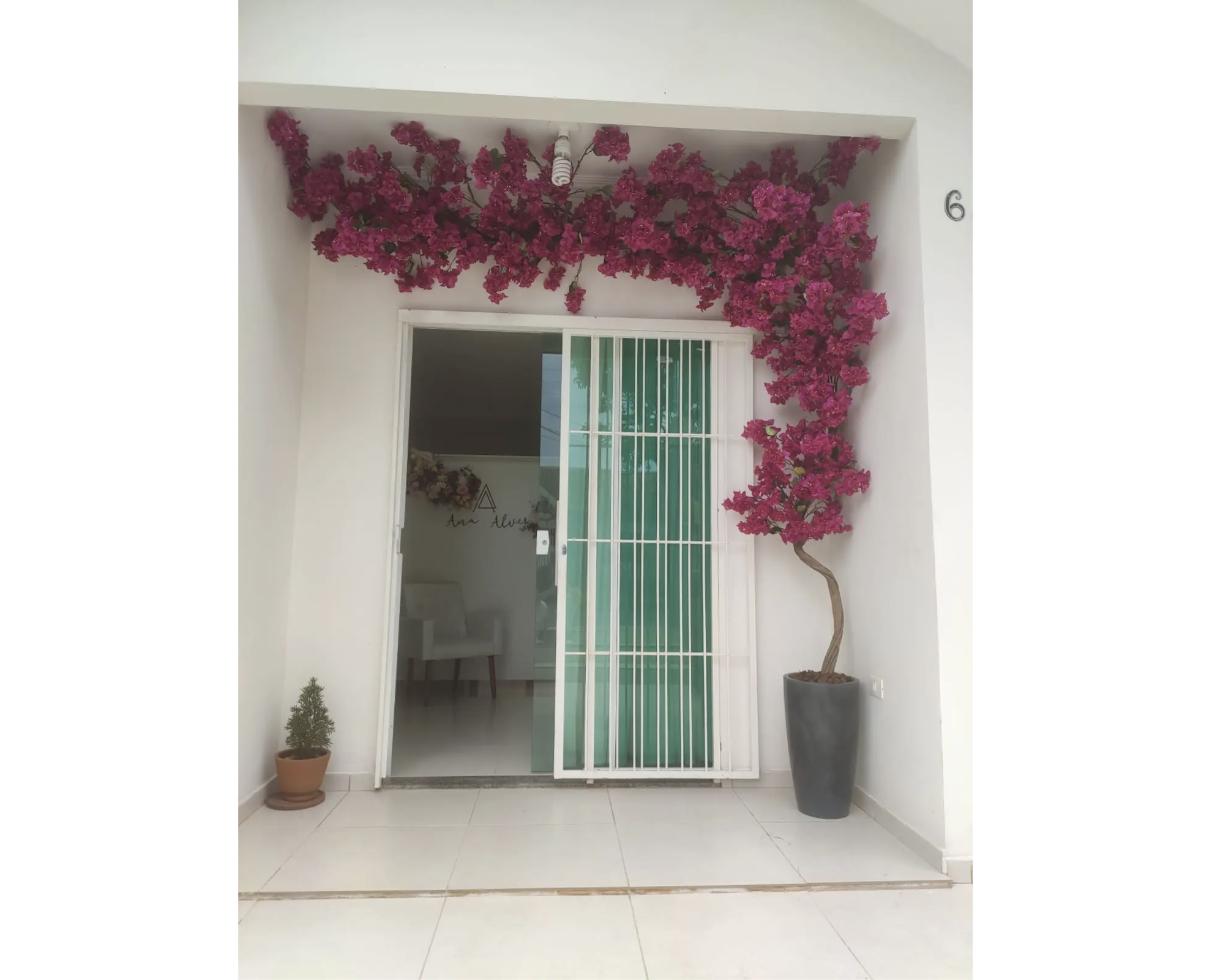 Entrada da Comvisa com composição floral