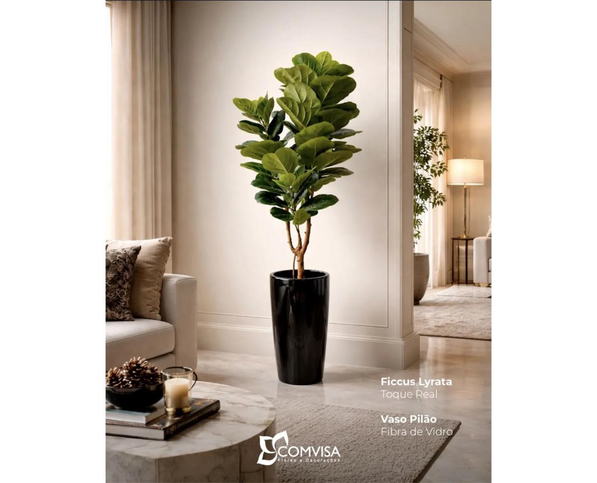 Ficus lyrata em vaso alto preto em ambiente decorado pela Comvisa