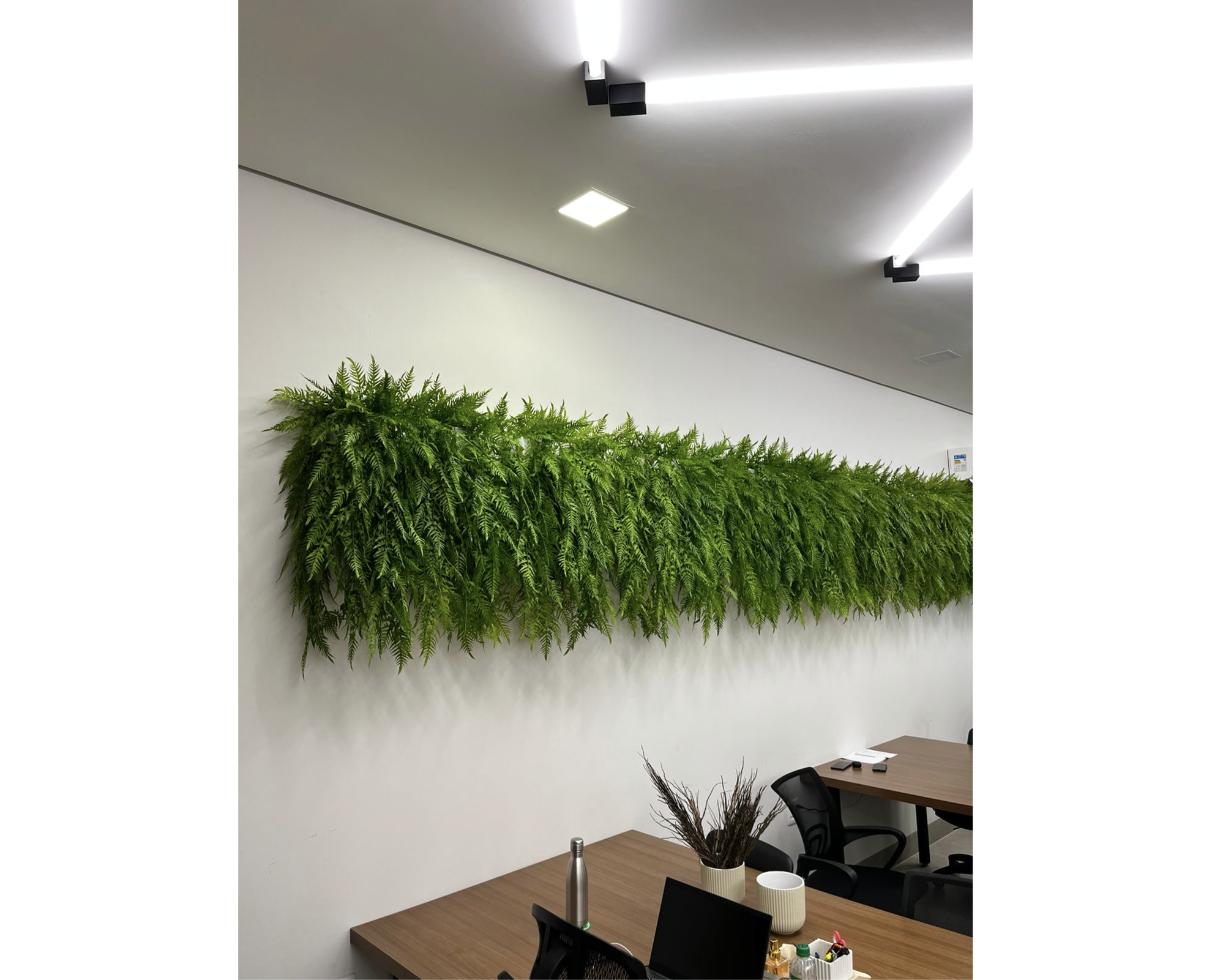 Jardim vertical com samambaias em escritório