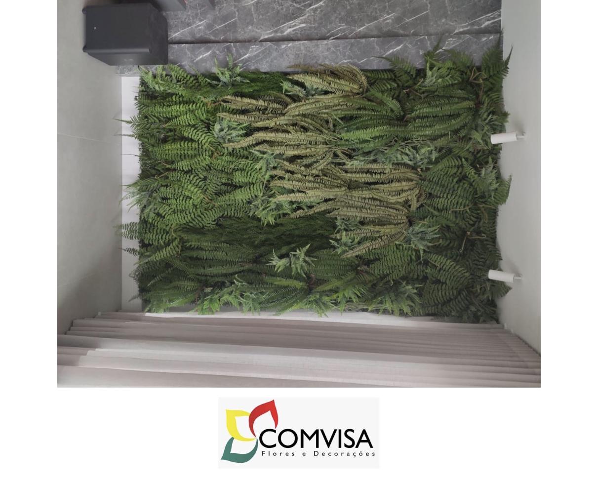 Painel verde com samambaias em sala contemporânea