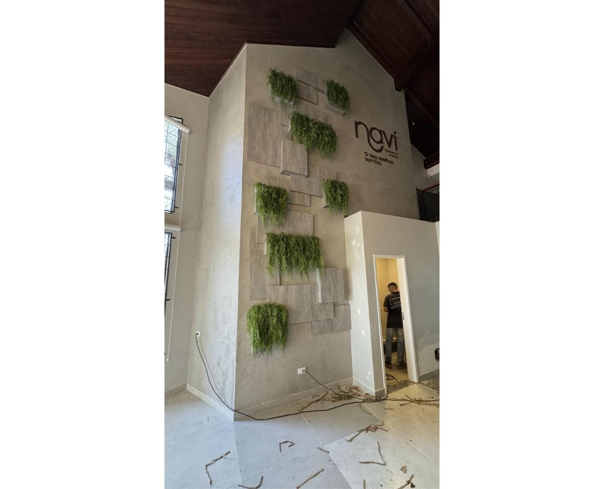 Instalação de painel vertical com samambaias na Navi